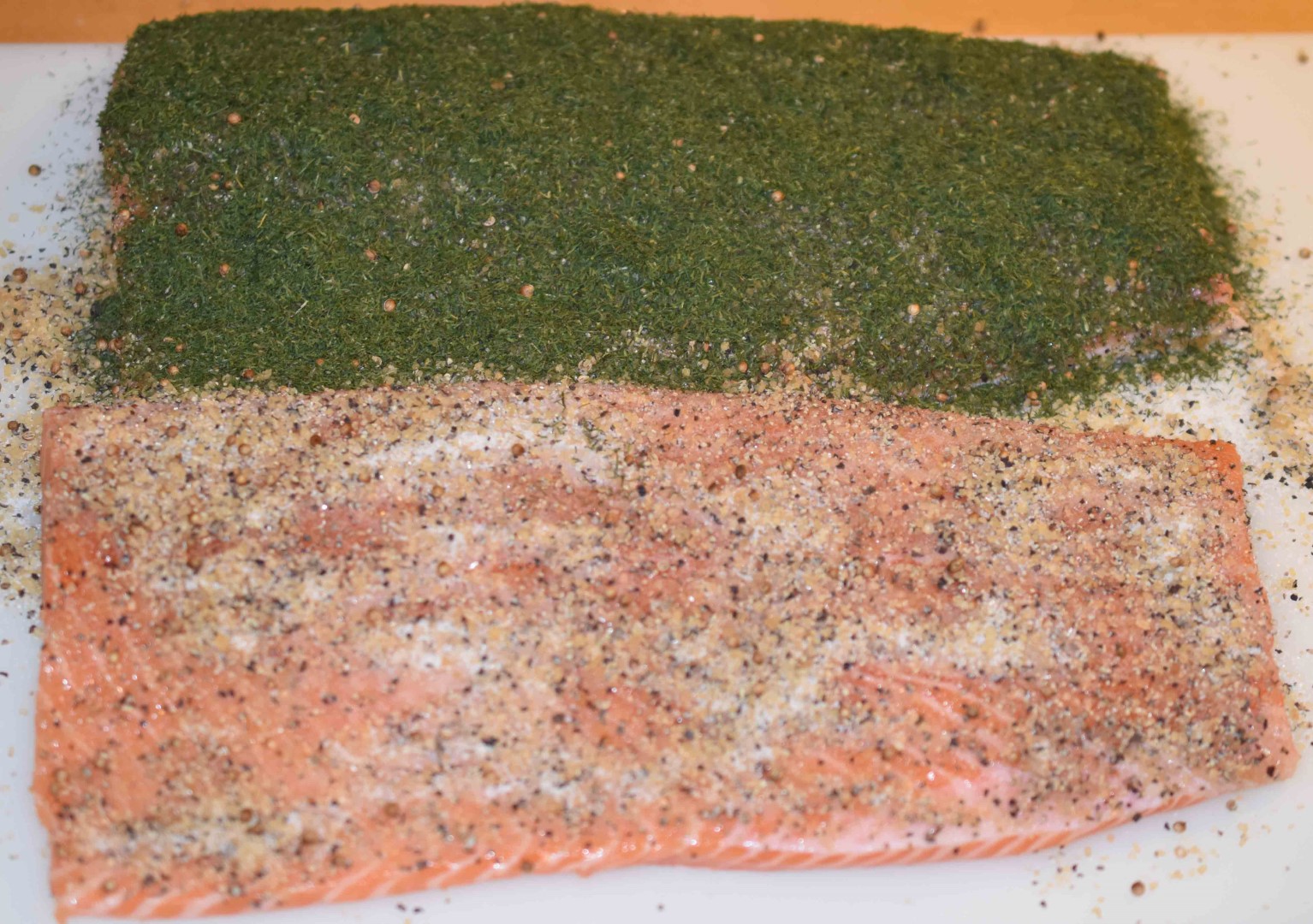 03-geraeucherter-lachs-im-borniak-raeucherofen-lachs-scottish-garden-style-dill-bestreut